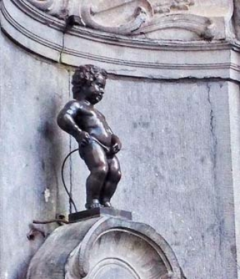 Cérémonie d’habillage du Manneken-Pis aux couleurs du Théâtre de Poche